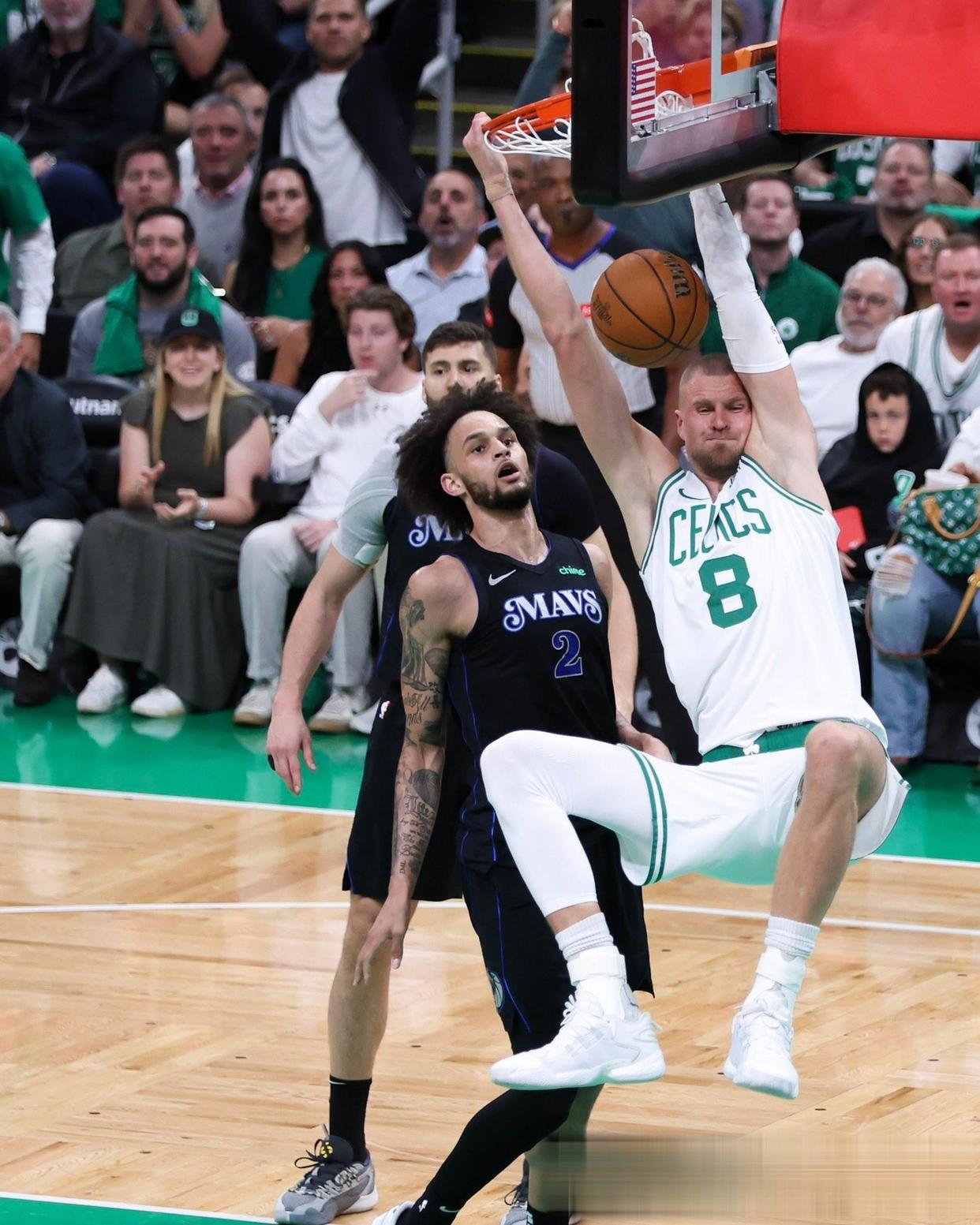 爵士险胜篮网，波尔津吉斯统治全场的简单介绍