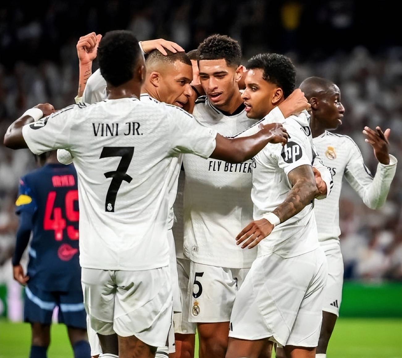 关于皇马主场气氛火爆，球迷热情欢呼的信息