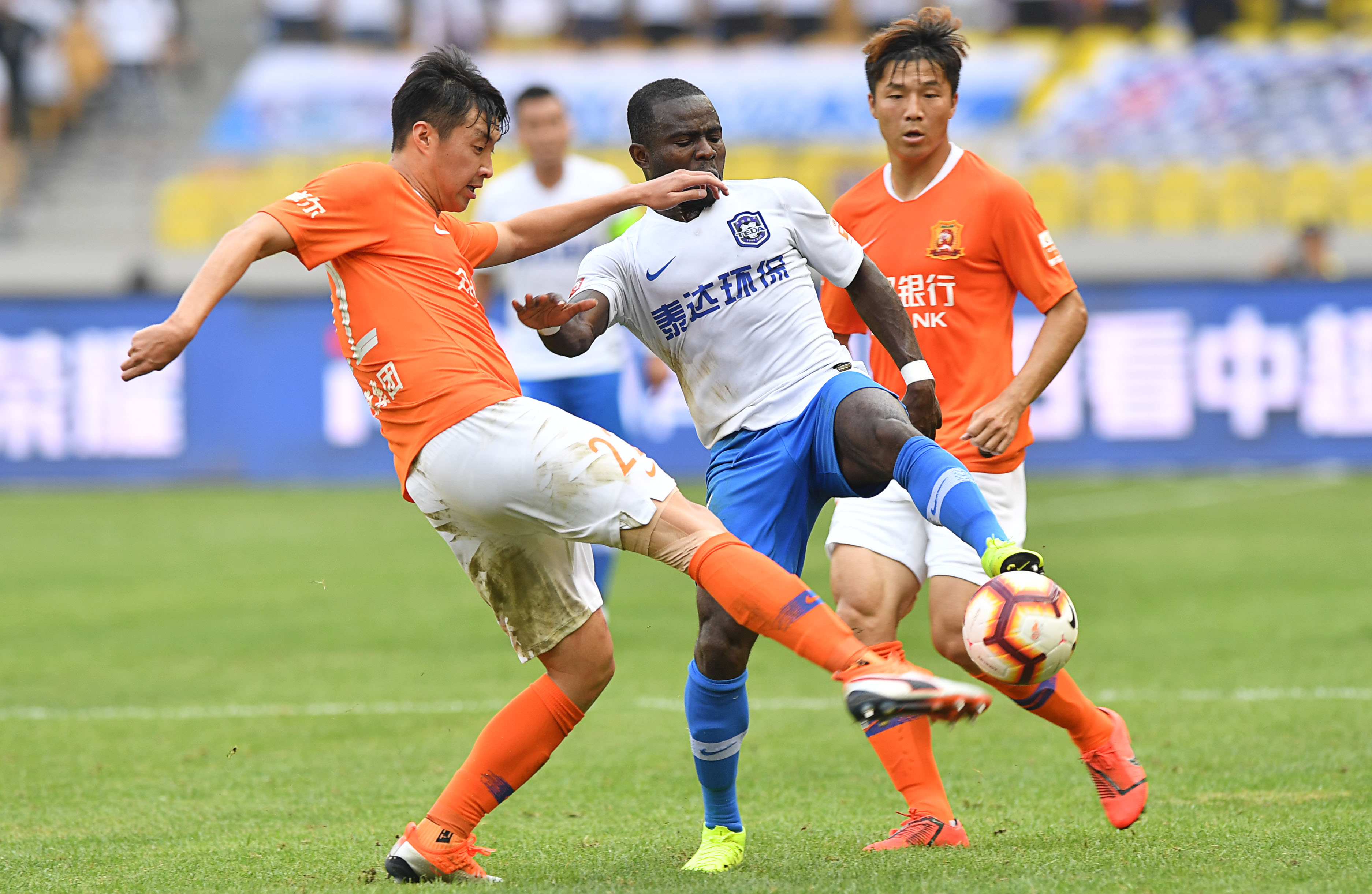 武汉卓尔客场击败山东鲁能，逆转领先的简单介绍