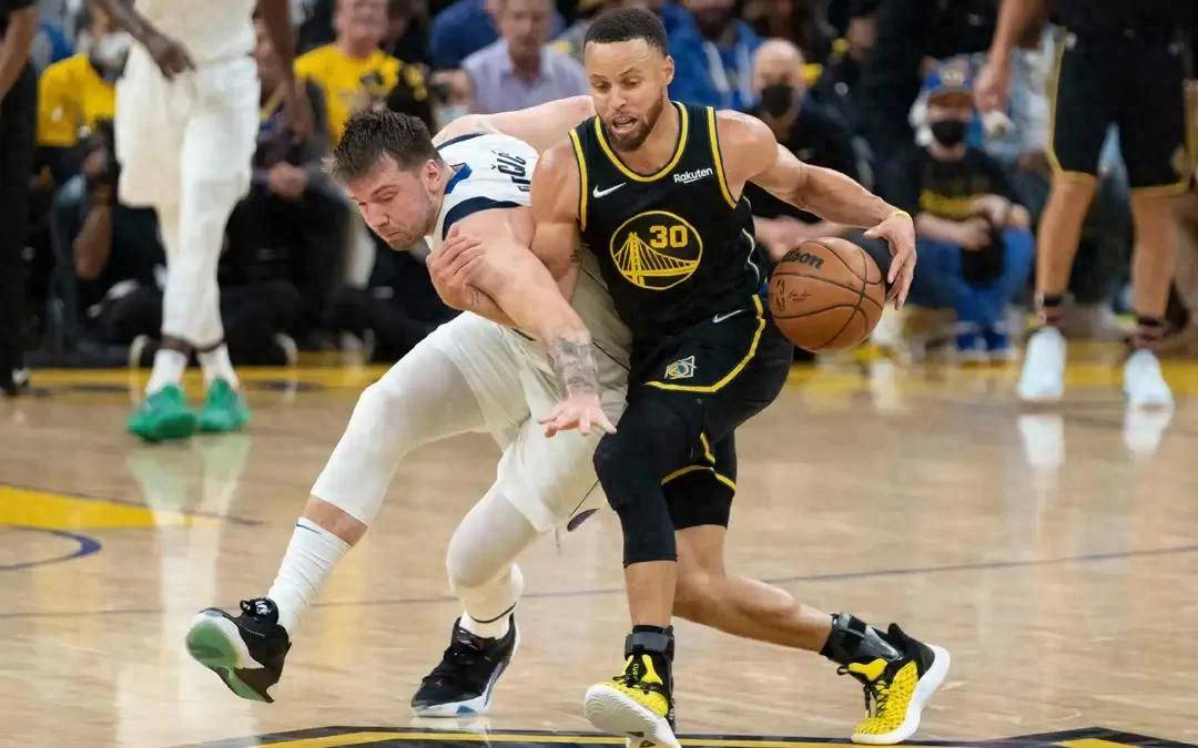 米兰真人-关于勇士主场坚守,突围2连败压力,总决赛战况激烈的信息