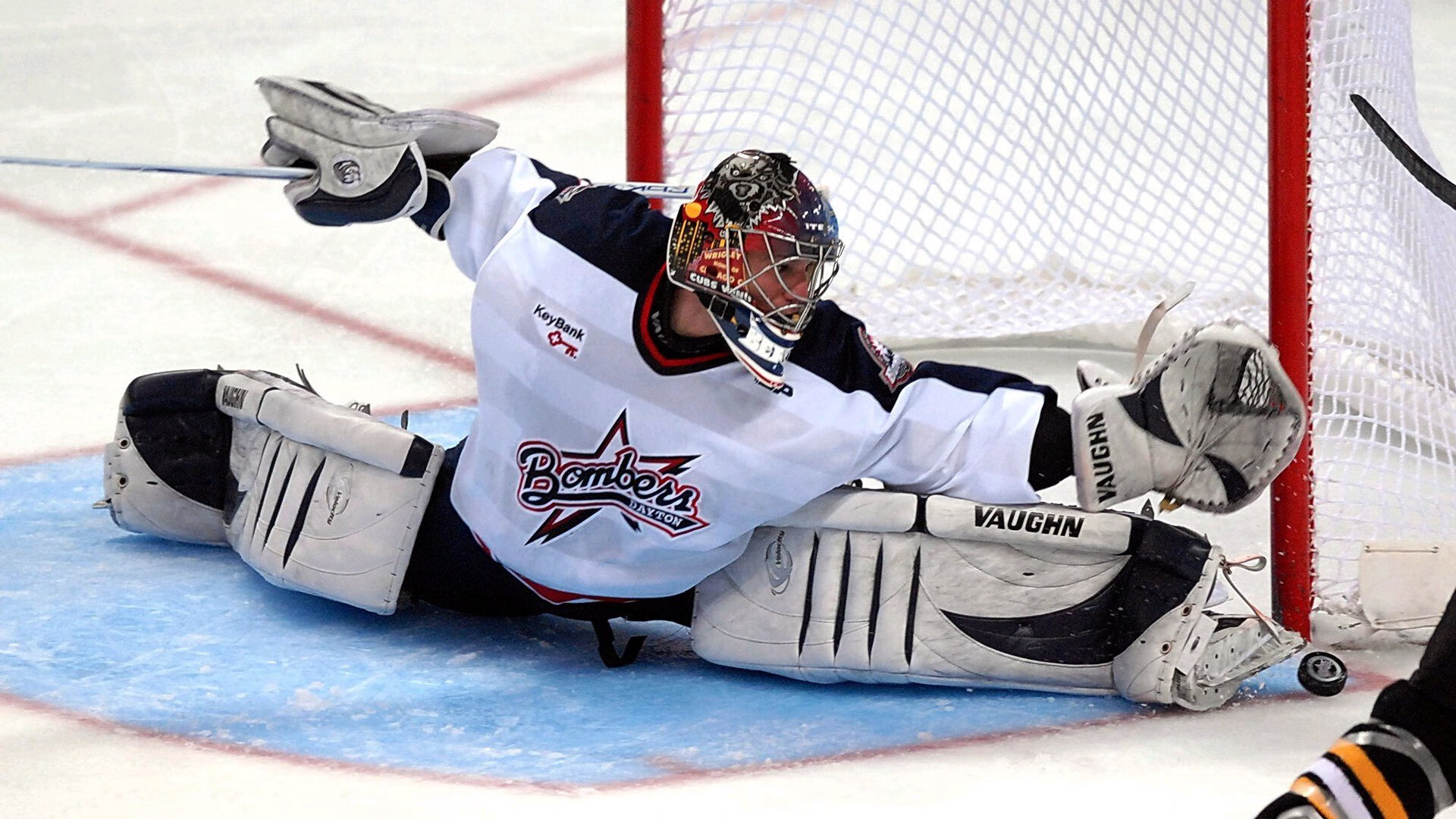 赛道烽烟，红牛鏖战法拉利，周冠宇刷新纪录书写历史