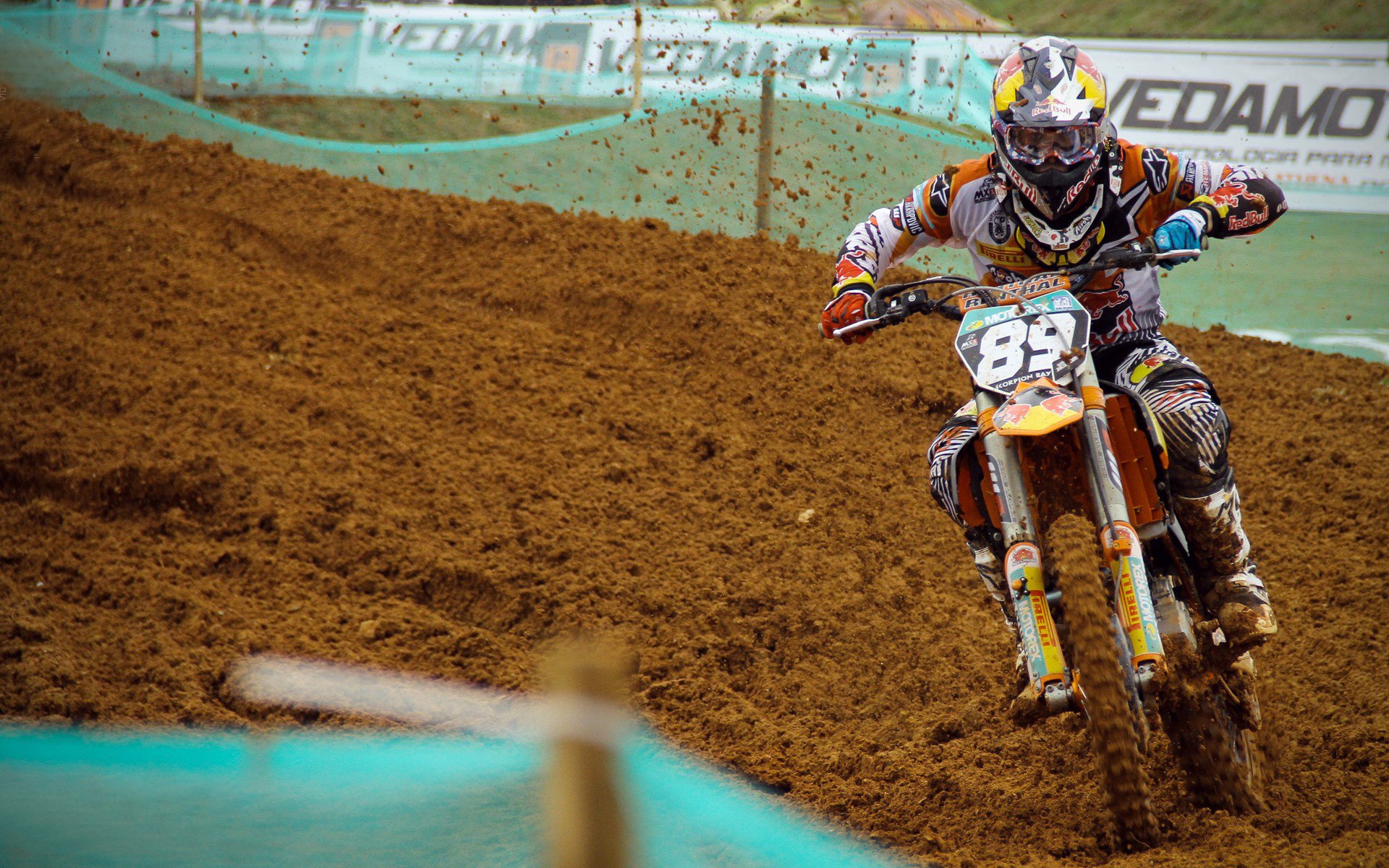 赛道上的逆袭，红牛二队鏖战红牛车队，周冠宇刷新纪录